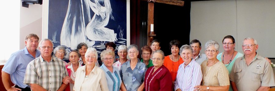 ‘n Deel van die groep Hulpwerkers wat vrywillige diens in die NG-gemeente verrig tydens ‘n geselligheid wat vir hulle gereël is, met dr Bobo van Zyl en ds Dirk van Dyk heel links